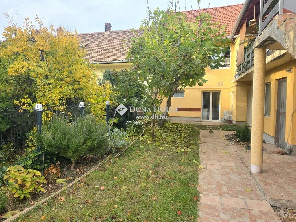 Giardino - 4-Bedroom Apartment with Garden in Pécs