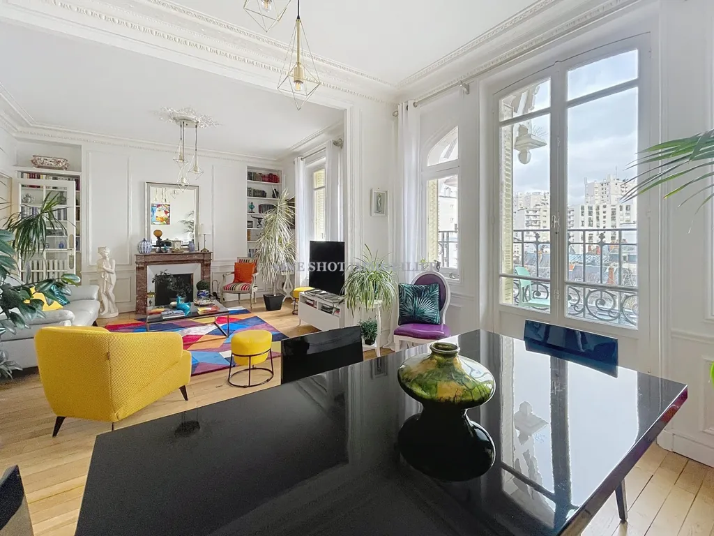 Living Room - Top-Floor Flat with City View in Orléans
