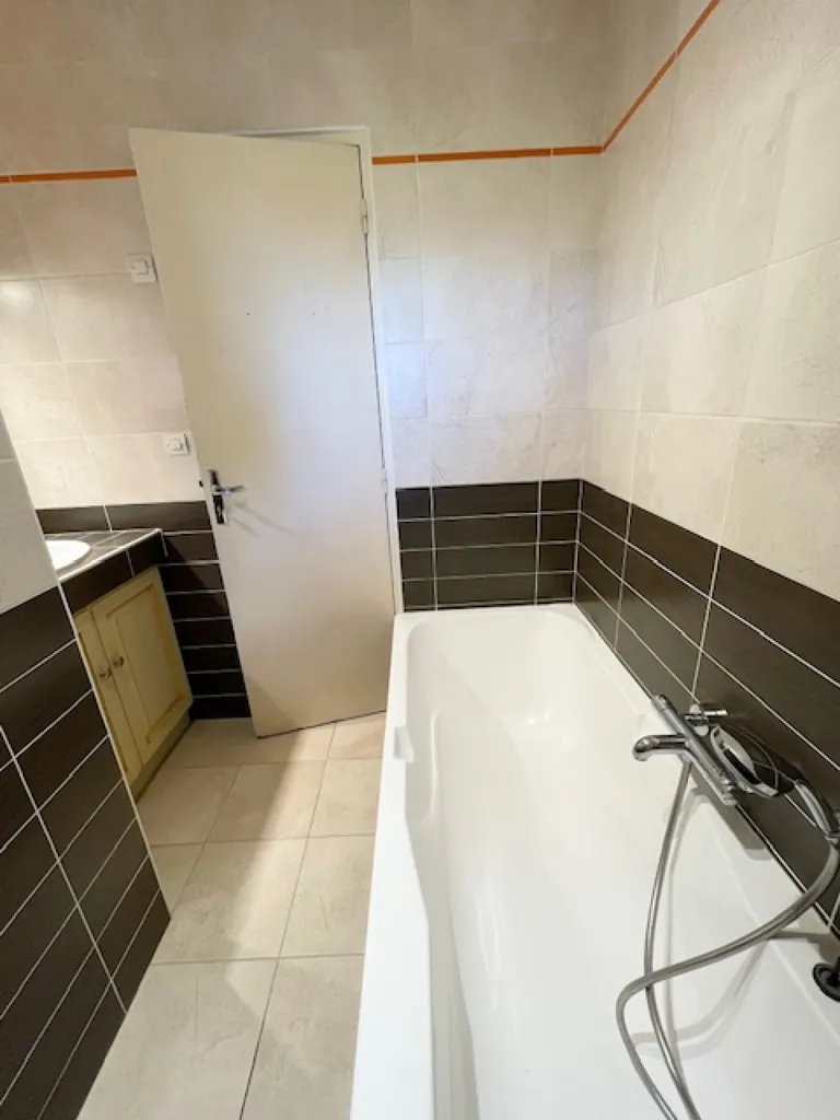 Salles de bain - Maison Ancienne avec Dépendances à La Meignanne