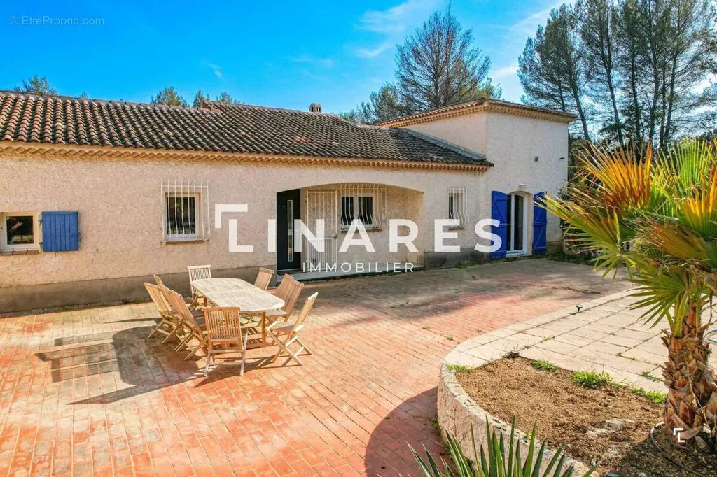 Aed - Chic Villa with Pool in Aubagne