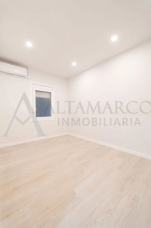 Rooms - Reform Apartment with Balcony in Barcelona