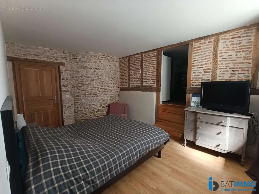 Characterful Apartment with Parking in Castres