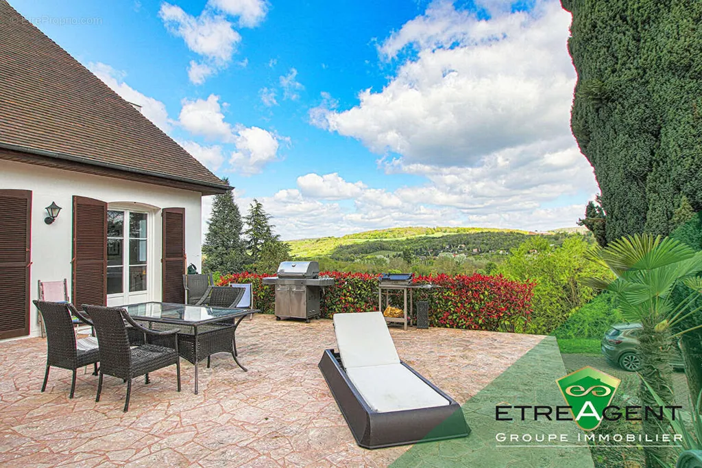 Terrasse - Maison avec Vue sur la Vallée et Piscine à Maule