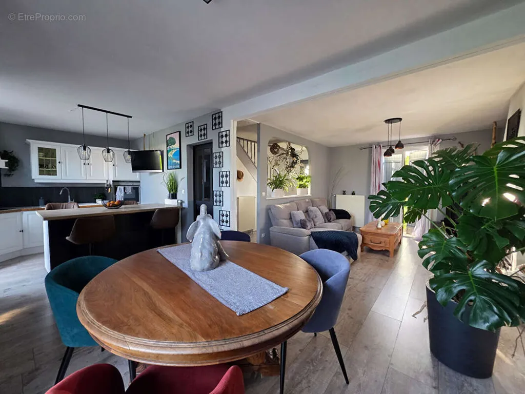 Salle à manger - Maison avec Sous-sol et Garage à 15 km de Beauvais