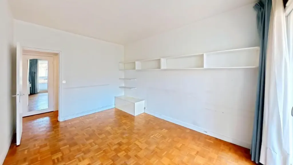Pièces - Appartement 4 Pièces à Rénover avec Balcons à Paris 16