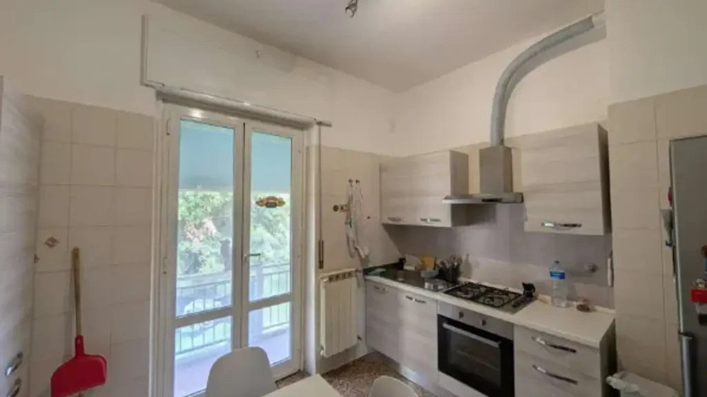 Cuisine - Bright 2-Bedroom Apartment with Balcony in Genoa