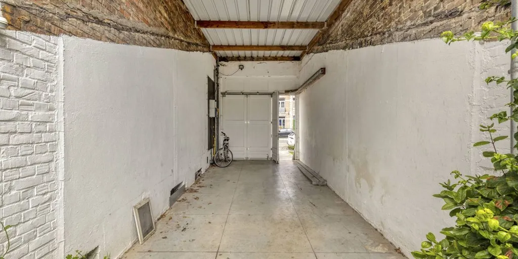 Garage - Commercial Property with Student Studios in Sint-Andries
