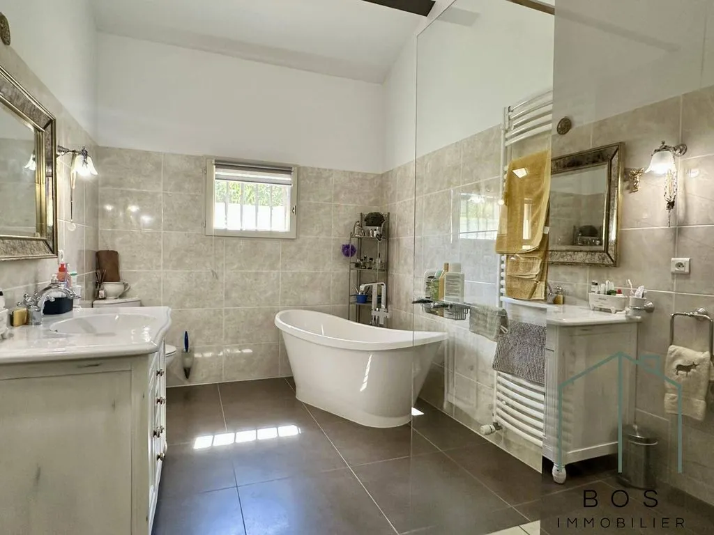 Salles de bain - Maison de Luxe avec Piscine à Alleins
