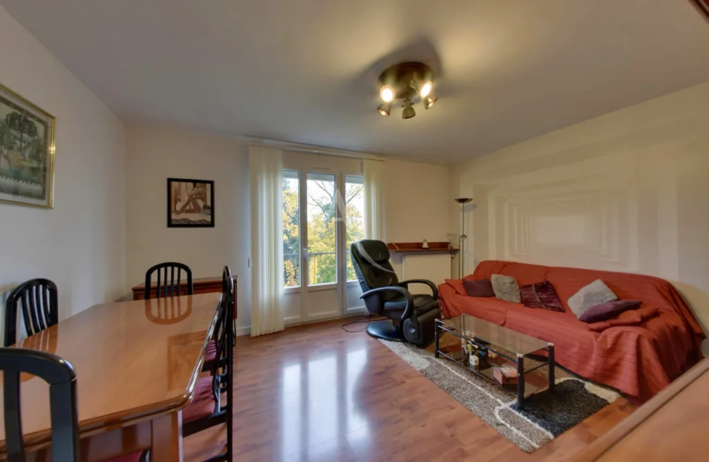 Soggiorno - Bright 3-Bedroom Apartment with Balcony in Auxerre