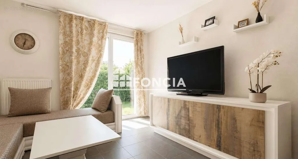 Living Room - 2-Bed Apartment with Private Garden in Toulouse