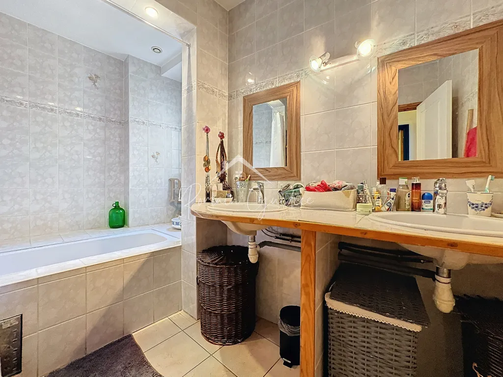 Salles de bain - Appartement T4 avec Vue Dégagée en Centre-ville de Millau