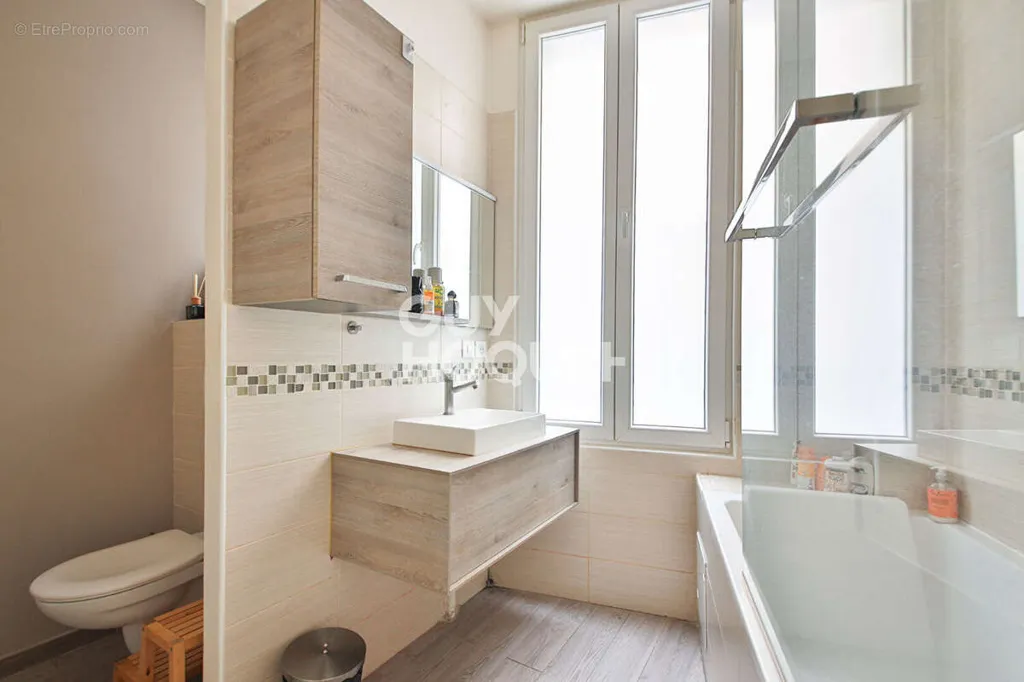 Salles de bain - Appartement en Rez-de-Cour avec Véranda à Paris 15