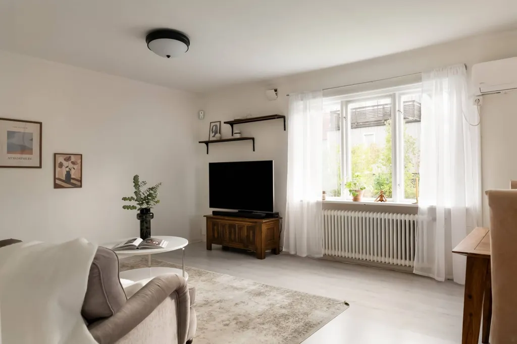 Elutuba - 1930s Villa with Rental Unit in Bohus