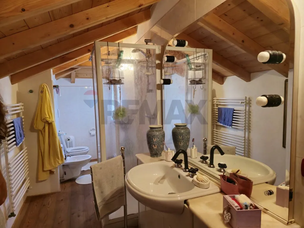 Bathrooms - Rustic Cottage with Terrace in Lamon