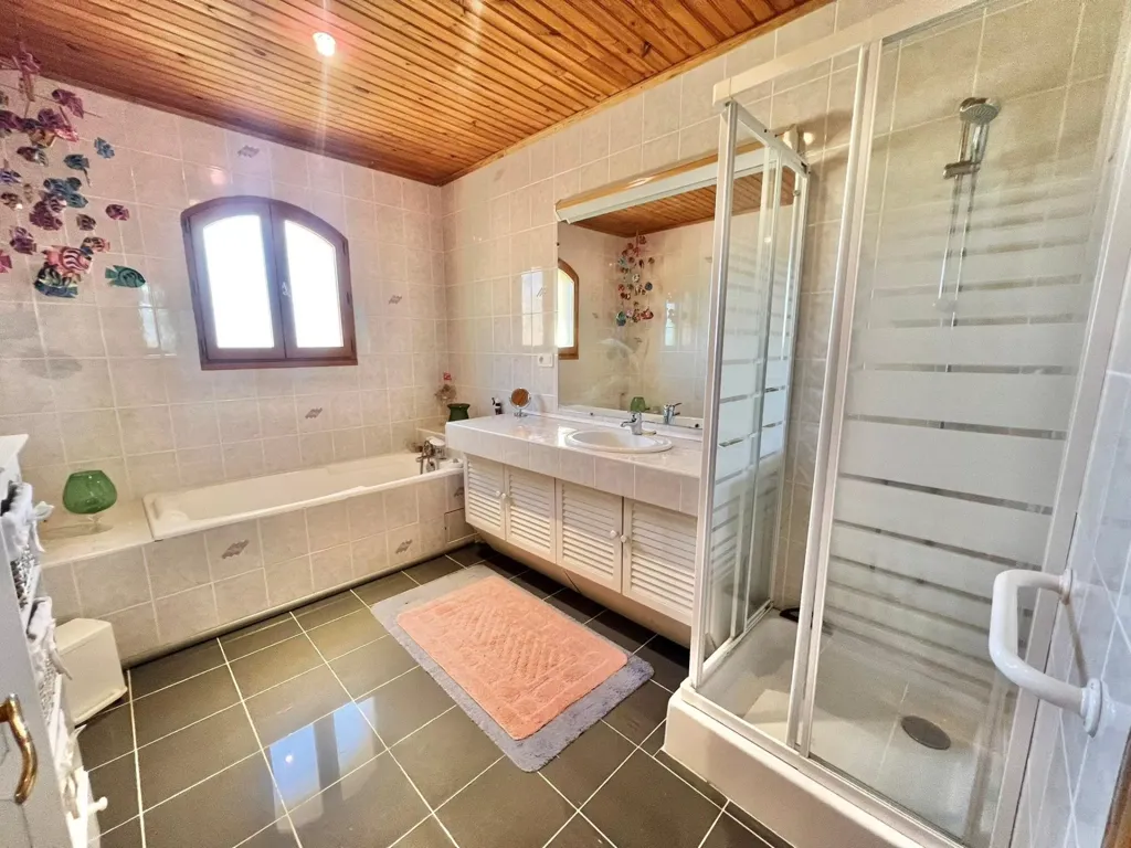 Salles de bain - Villa avec Tour Centrale à Eauze