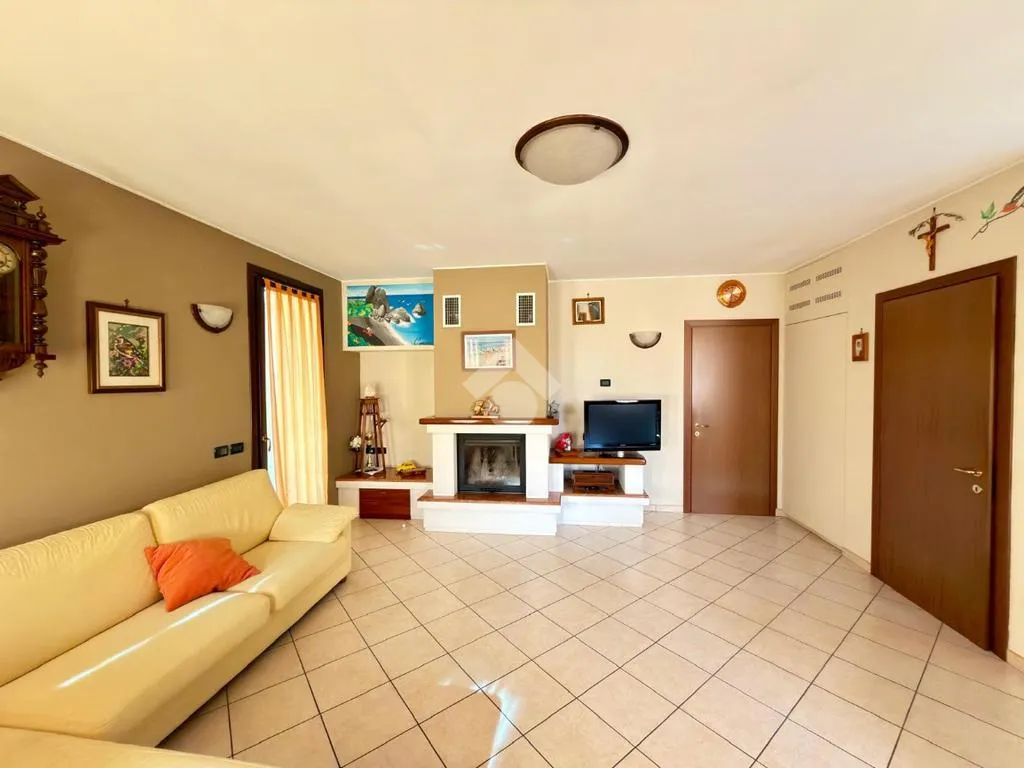 Séjour - Corner Semi-Detached Villa with Garden in Castel Goffredo