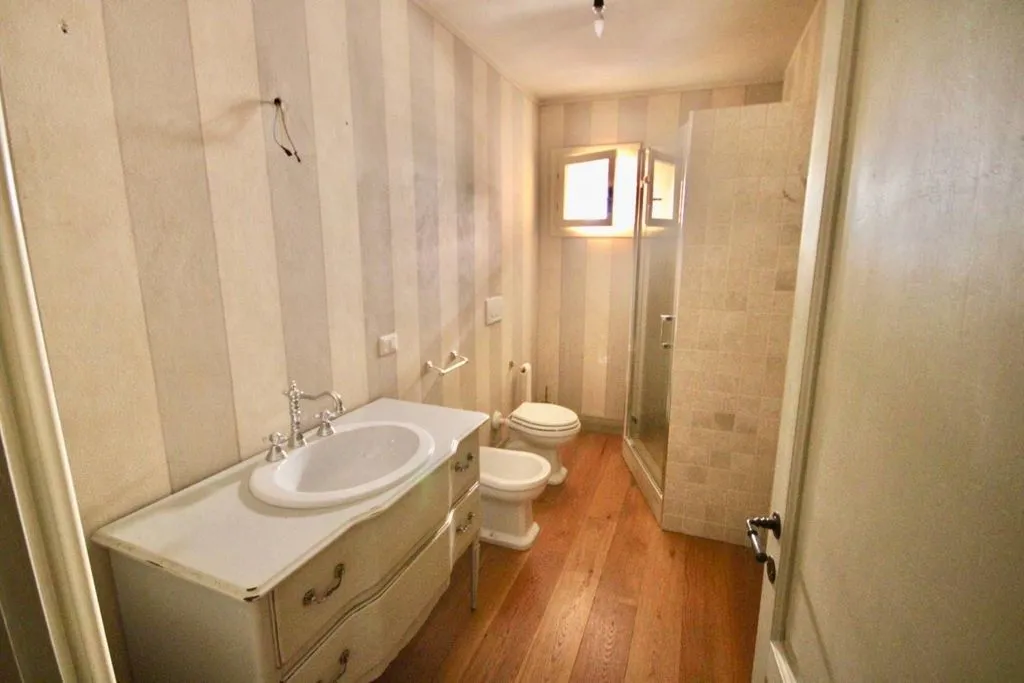 Bagni - Appartamento con giardino interno nel centro storico di Pistoia