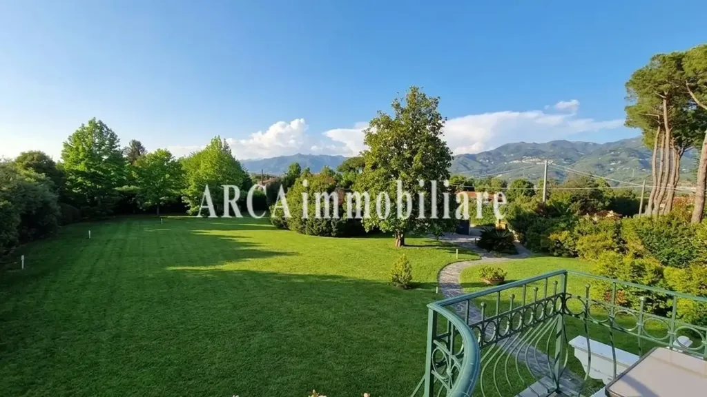Garden - Rustic Villa with Garden in Pietrasanta