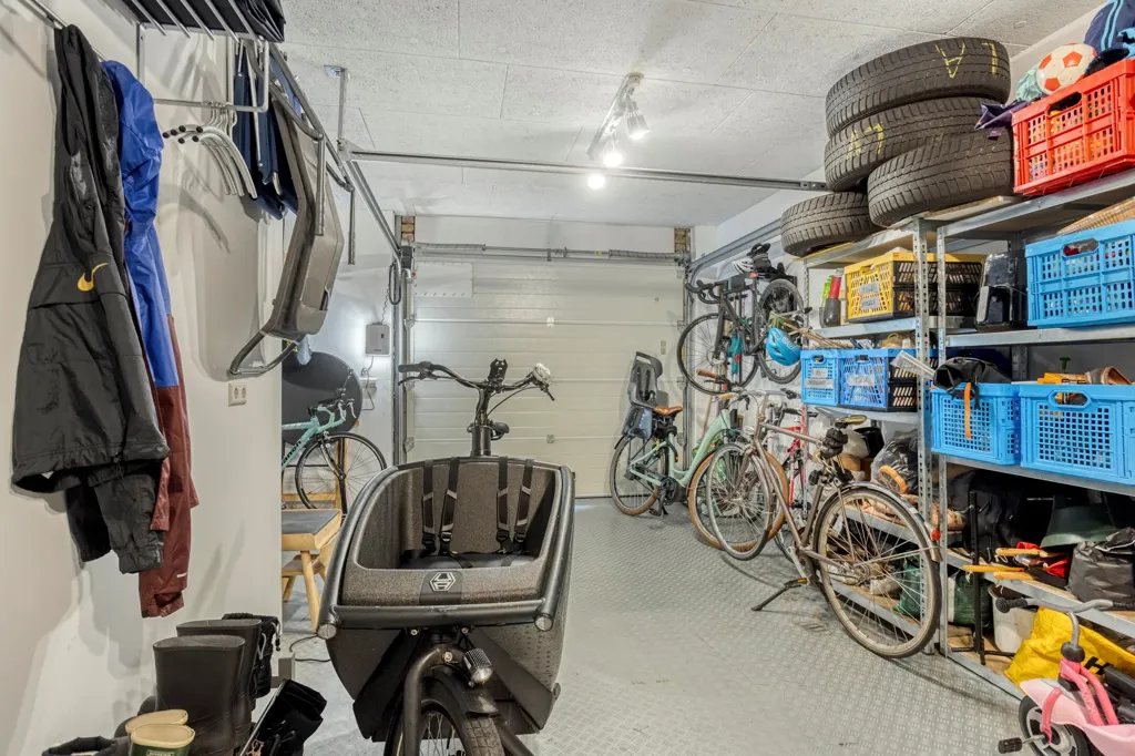 Garage - Semi-Detached House with Panoramic Views in Leiderdorp