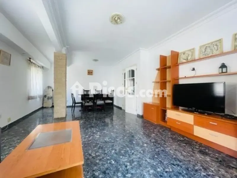 Living Room - Student-Friendly Flat with Balconies in Altabix