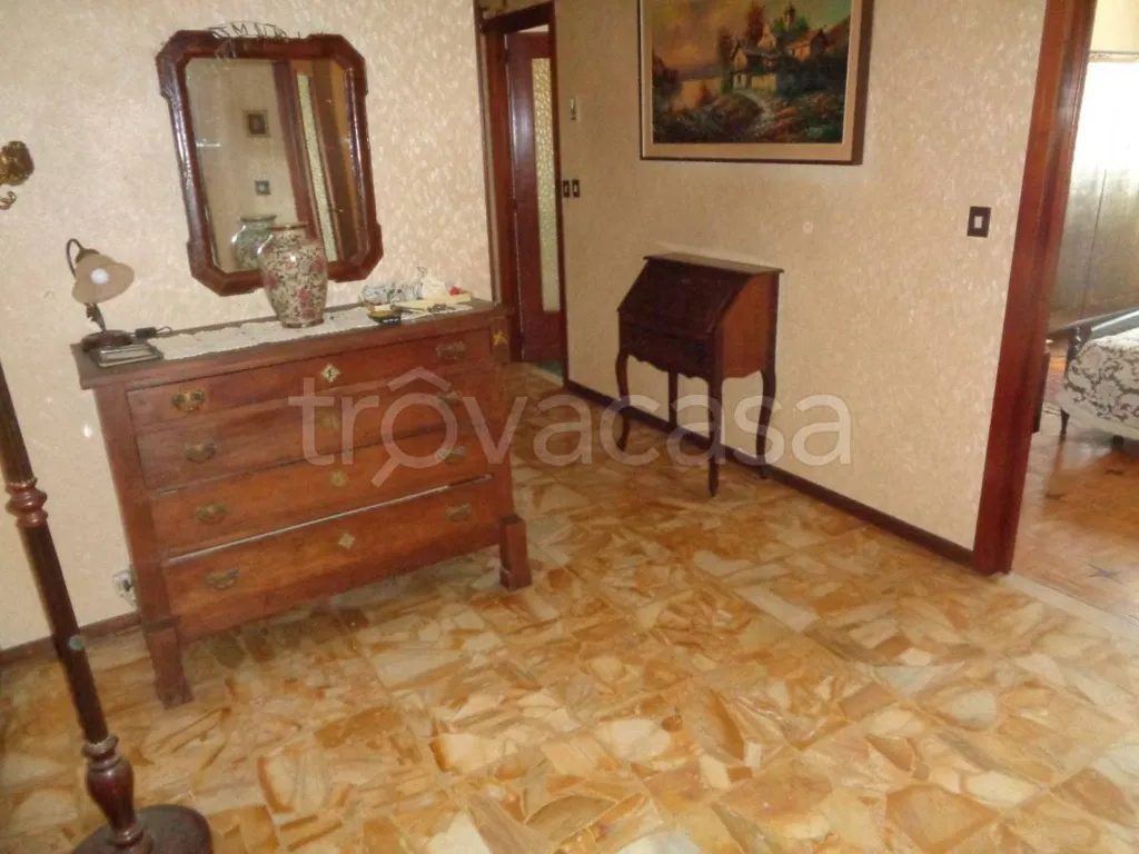 Esik - Apartment with Balcony in Cuneo