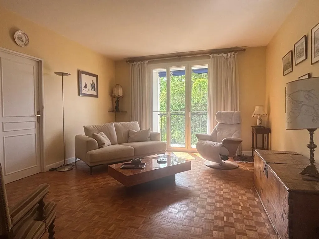 Elutuba - Traversing Flat with Balcony in Prestigious Residence
