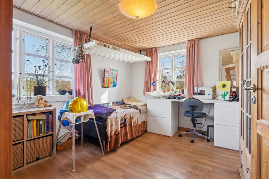 Dormitorios - House with Business Potential and Large Garden by Alling Å