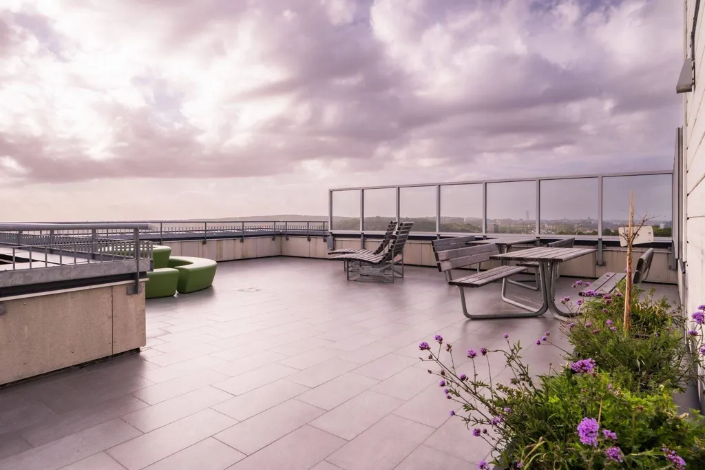 Terrasse - Modern Penthouse with Skyline View in Mölndal