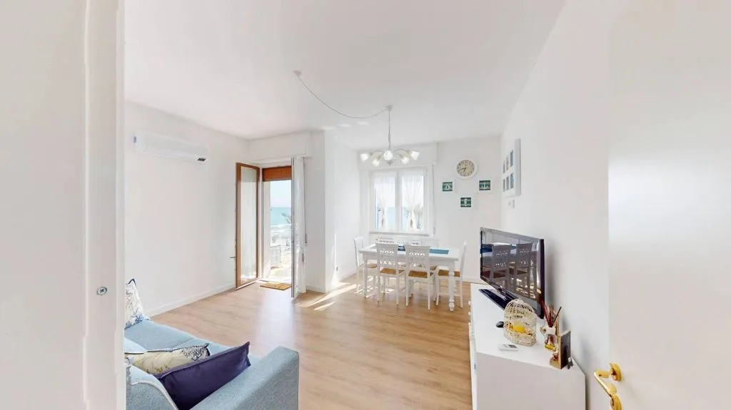 Elutuba - Luxury Seafront Apartment in Albenga