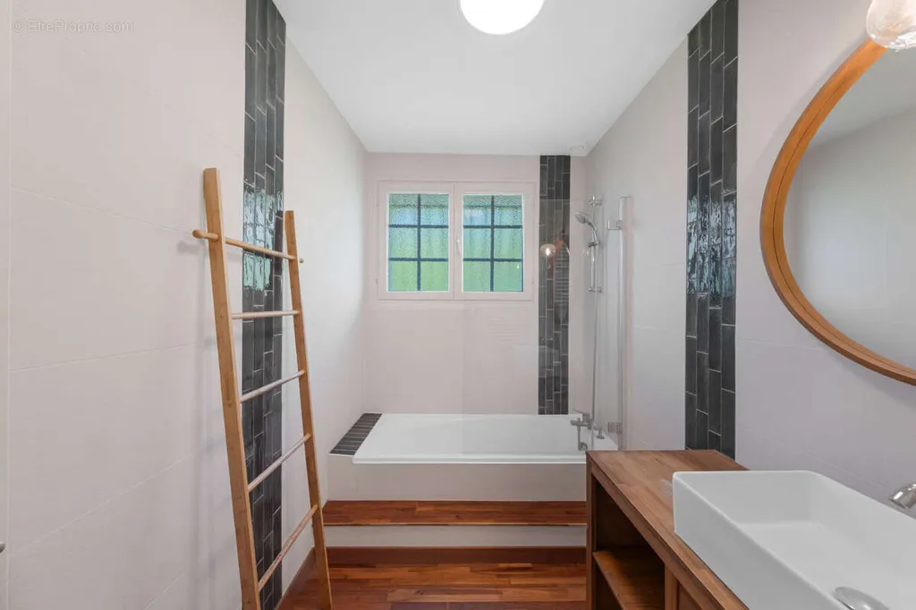 Bagni - 6-Piece House with Mountain View in Dijon