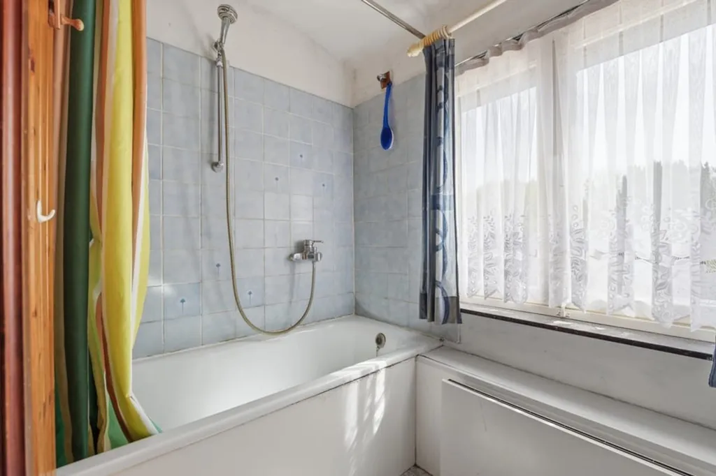 Bathrooms - Renovatable Building with Garden in Diepenbeek