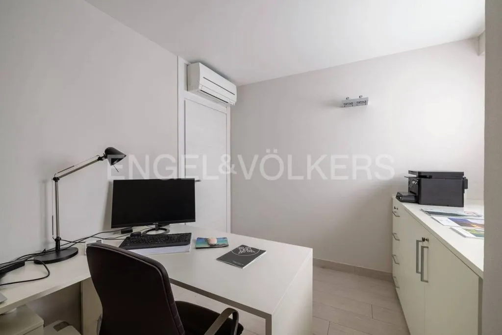 Bureau - Luxury Villa with Lake View in Ispra