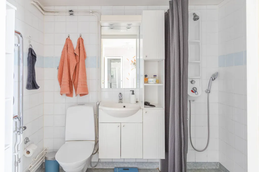 Salles de bain - Modern Flat with Balcony in Västerås
