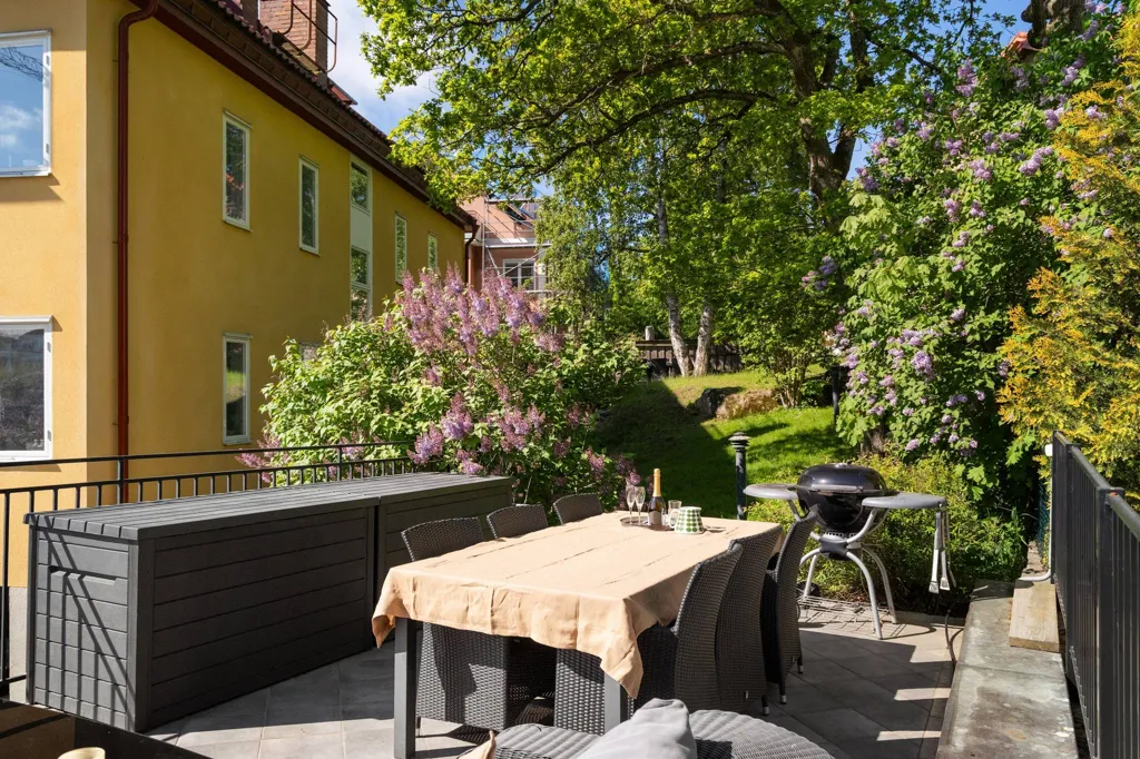 Terrass - Charming 1930s Villa-Style Flat in Gamla Råsunda