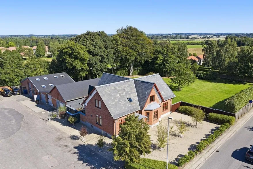 Õhuvaade - Business with Well-Maintained House in Ejby