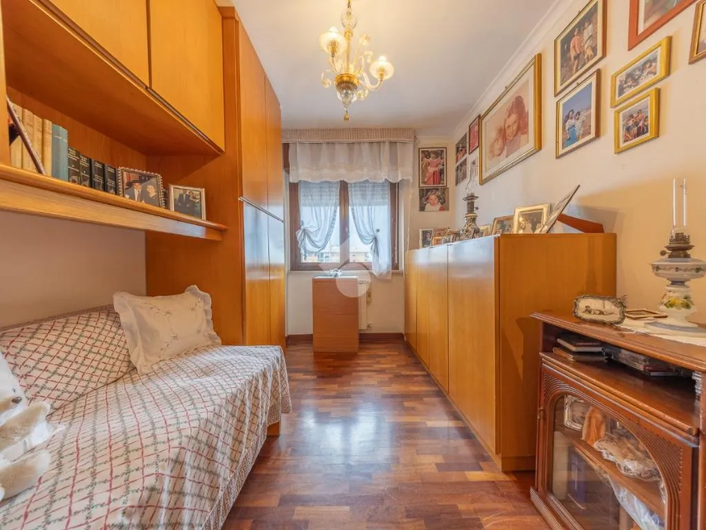 Kabinet - 3-Bedroom Apartment with Balcony in Settecamini