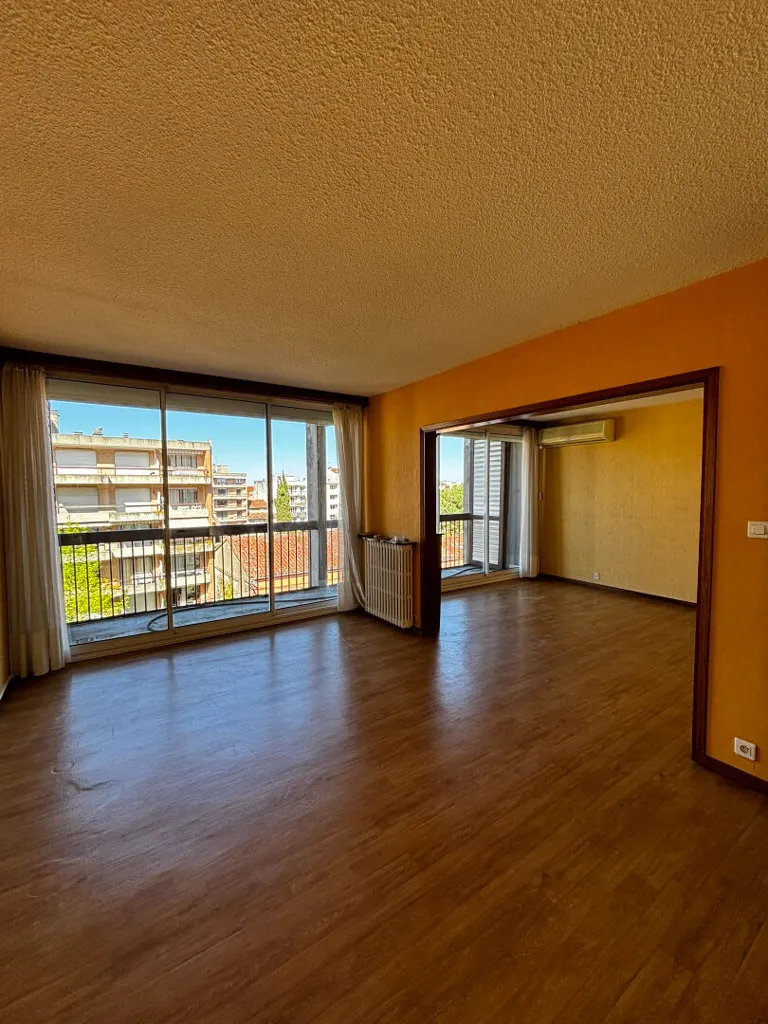 Living Room - City Centre 3-Bed Flat with Parking in Montauban