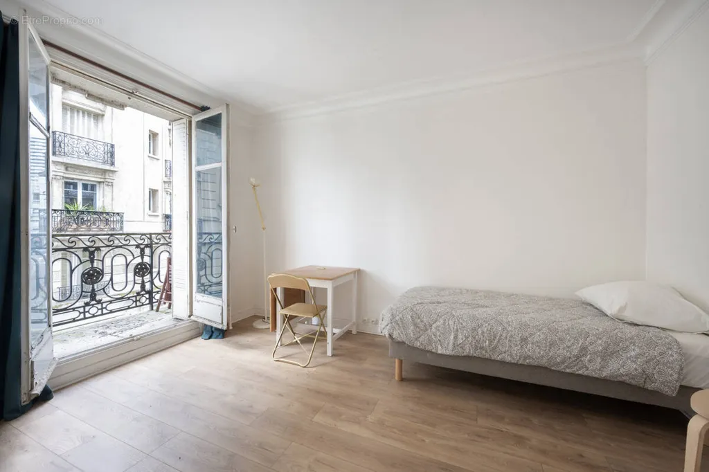 Magamistoad - Haussmannian Studio with Balcony in Paris 13