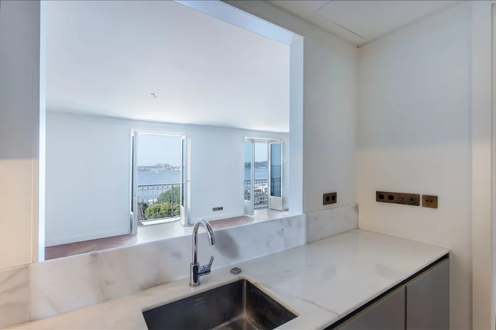 Duplex Apartment with River View in Chiado