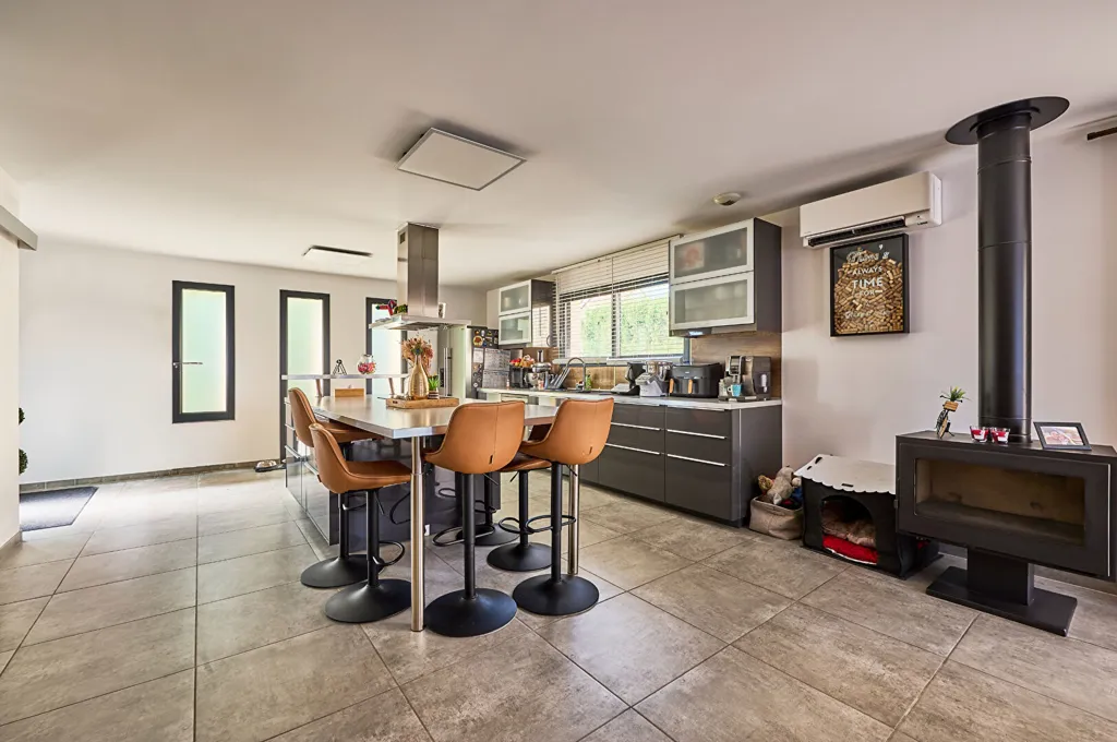 Cuisine - Maison Contemporaine avec Piscine à Bressey Sur Tille