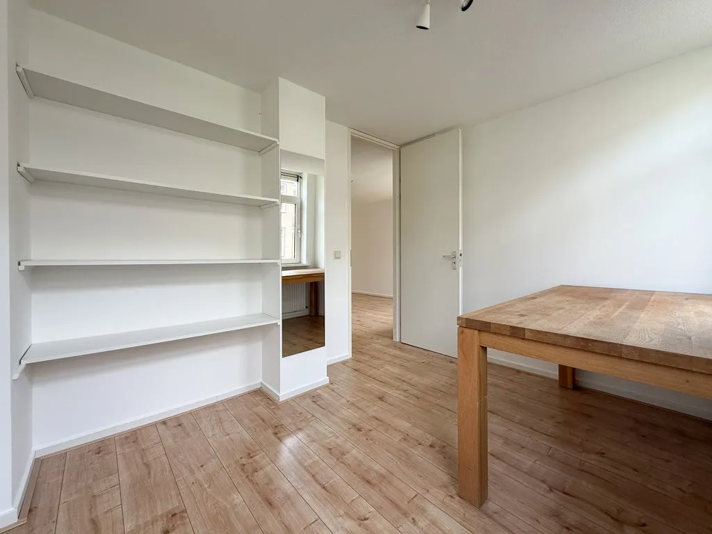 Bureau - Light 3-Bedroom Apartment in Central Amsterdam