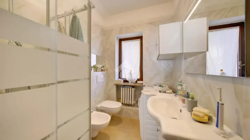 Salles de bain - Apartment with Terraced View in Villarbasse