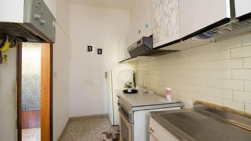 Cuisine - Three-Bedroom Apartment with Balcony in Fermo