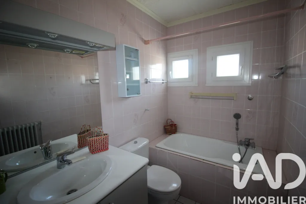 Salles de bain - Maison avec Jardin Arboré et Balcon à Proximité