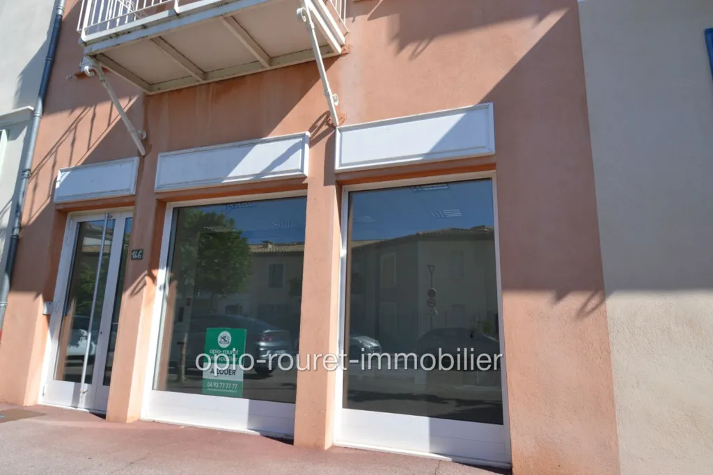 Extérieur - Local Commercial avec Vitrines au Rouret
