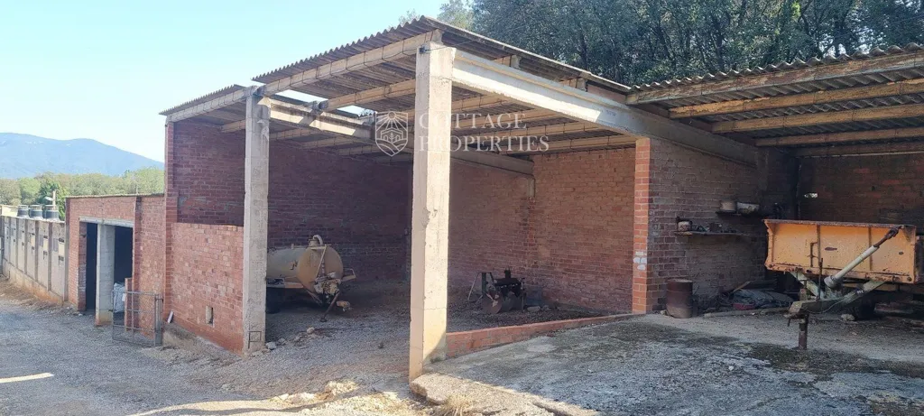 Aed - Historic Farmhouse with Renovation Potential in Serinyà