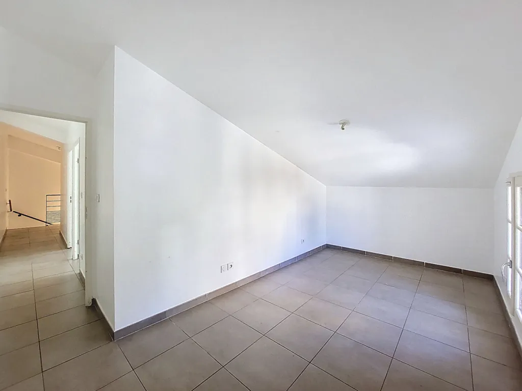 Toad - Modern Flat with Open-Plan Kitchen in Hyères Centre