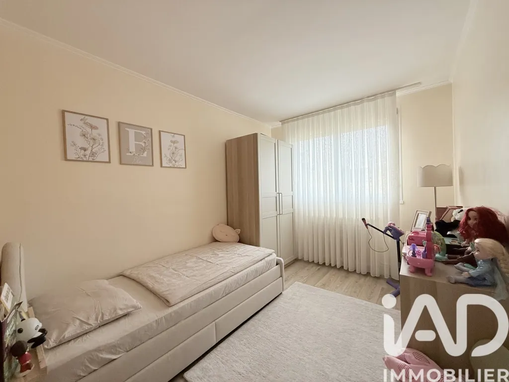 Chambres - Appartement 5 Pièces avec Balcon à Groslay