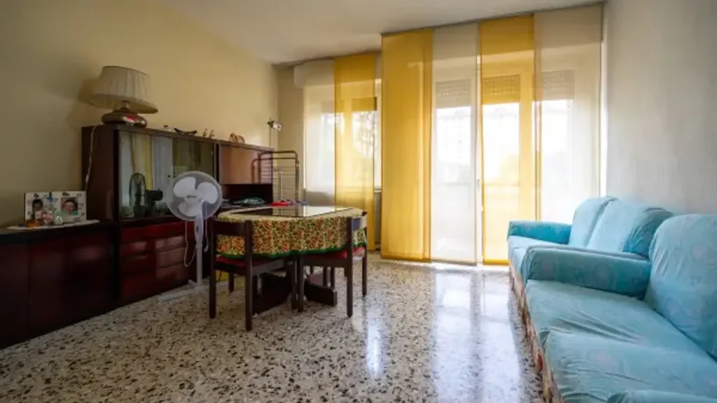 Soggiorno - Bright Trilocale with Balcony in Gallaratese, Milan