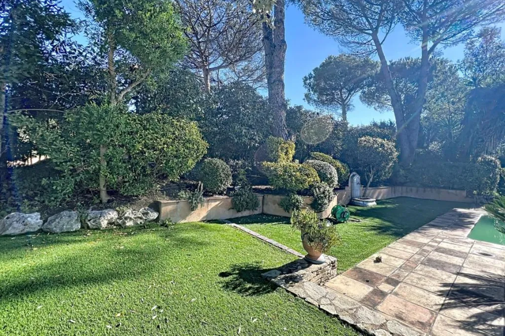 Jardin - Propriété Provençale avec Piscine et Jardin Paysager